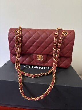Chanel
Medium Classic Caviar Double Flap Pre-Shoulder Bag gold chain